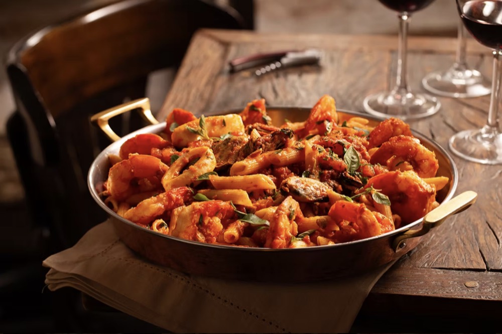 Penne ao sugo com camarão e tomate cereja
