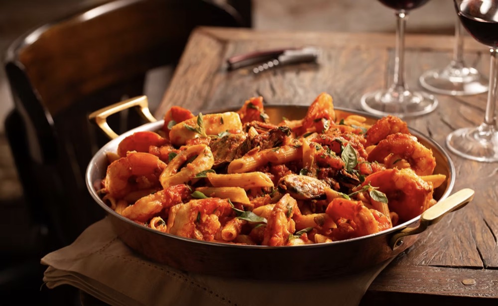 Penne ao sugo com camarão e frutos do mar