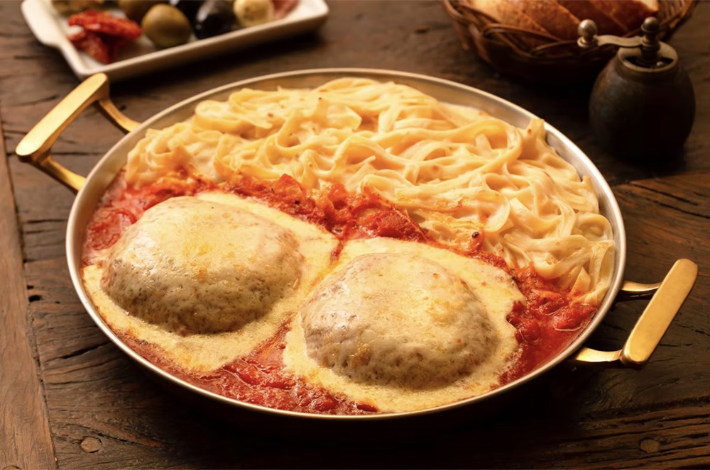 Filé à parmegiana com fettuccine ao sugo servido na Famiglia Mancini